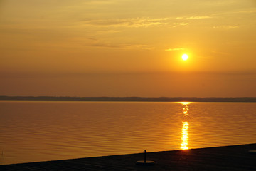 träumerischer sonnenaufgang am see