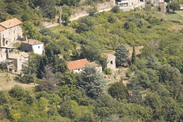 Village de la Rouvierette dans les C&eacute;vennes, vue a&eacute;rienne	