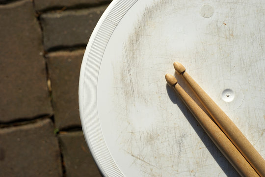 Drumsticks auf Eimer