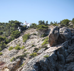 Das türkise Meer und die Felsen von Ibiza