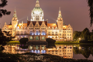 Fototapeta na wymiar Neues Rathaus in Hannover nachts