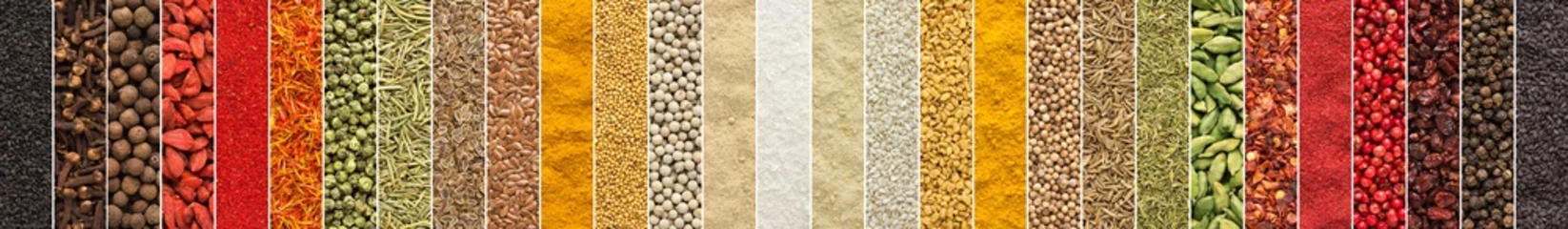 Fototapete Aromatisch indischer Gewürzhintergrund. Collage aus Gewürzen und Kräutern für das Design von Lebensmittelverpackungen