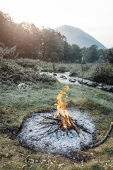 loderndes Lagerfeuer im Abendlicht in der Natur