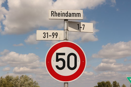 Verkehrsschilder auf dem Rheindamm bei Vynen, einem Ortsteil von Xanten