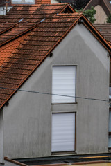 Feuchte Hauswand nach Regen