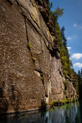 Sandsteinwand Fluss in der Kamnitz Klamm - Böhmische Schweiz