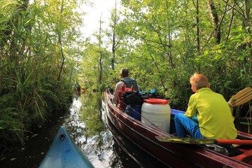Kanu fahren an der idyllischen Mecklenburgischen Seenplatte, Konzept Abenteuer, Outdoor