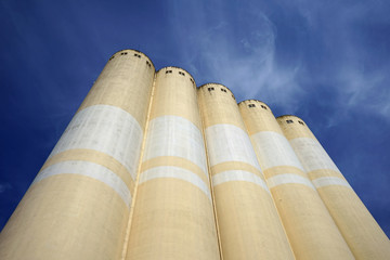 Silos bei Hameln, Niedersachsen, Deutschland © Ralf