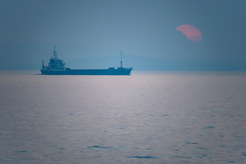 海の向こう山影から顔を出した日の出