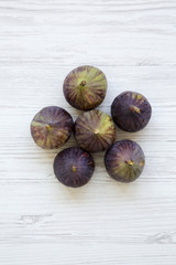 Obraz premium Fresh figs on white wooden table, top view. From above, overhead.