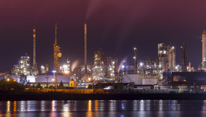 Fototapeta na wymiar oil refinery or chemical plant at night