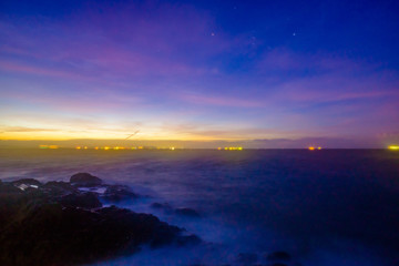 夜明けの磯と空に残るオリオン　1