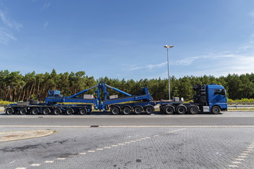 Spezialschwerlasttransporter auf dem Parkplatz einer deutschen Autobahn