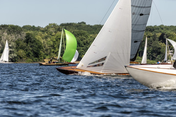 klassische Segelyacht bei einer Regatta