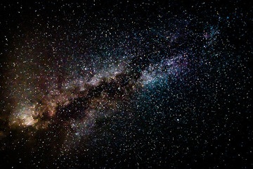 Hermosa vista del cosmos y la Vía Láctea en colores vivos © Magdalena