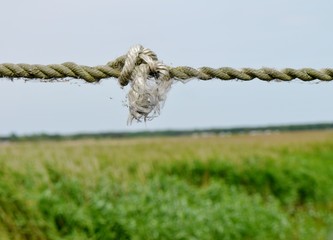 Seil mit Knoten gespannt