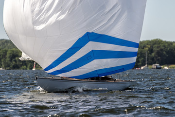 klassische Segelyacht mit Spinnaker bei einer Regatta