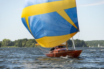 klassische Segelyacht mit Spinnaker bei einer Regatta