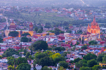 Fototapeta premium San Miguel de Allende widok na miasto o zachodzie słońca lub o zmierzchu