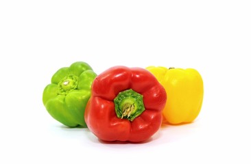 Pimientos de colores sobre fondo blanco