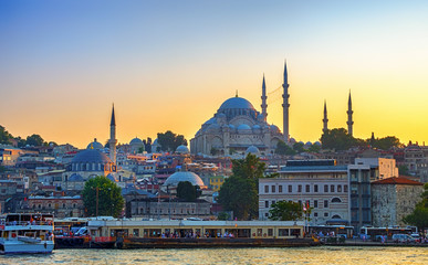 Fototapeta premium Sunset in Istanbul, Turkey. View of the Suleymaniye Mosque and Eminony Pier