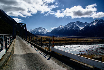 Obraz premium Snowy mountainous landscape of the New Zealand alps with dramatic skies, during a motorhome trip.