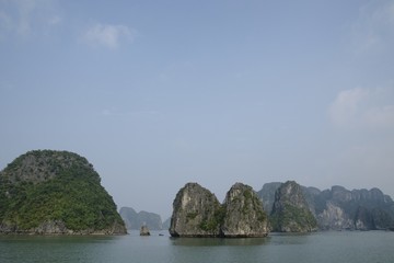 Obraz premium Halong bay, Vietnam - May 11, 2013: Typical wooden boats for tourists sailing through the Cat Ba area, in Ha Long Bay.