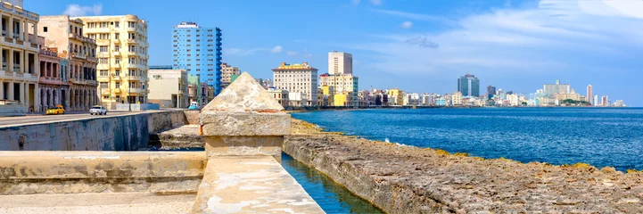 Fototapeten The famous seaside Malecon wall and the skyline of Havana © kmiragaya