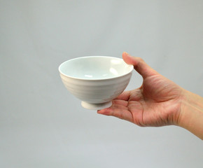 手で持った白い茶碗