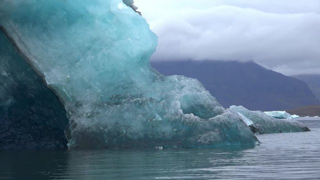Icebergs in Jokulsarlon (Iceland; 4K)