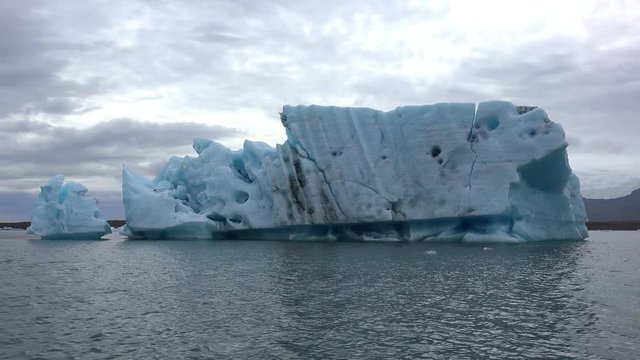 Jokulsarlon boat tour at the glacier lagoon (Iceland; 4K)