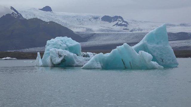 Boat tour in the Jokulsarlon glacier lagoon (Iceland) with a lot of Icebergs (4K)