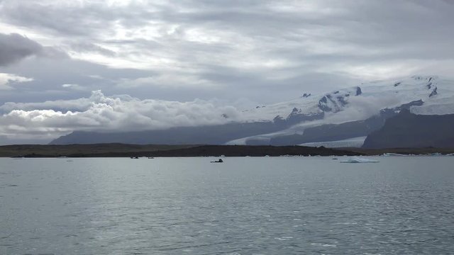 Icebergs in Jokulsarlon (Iceland; 4K)