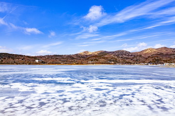 全面結氷した山中湖、山梨県山中湖村平野にて