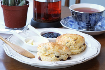 Fototapeta na wymiar Freshly baked scones in tea time 