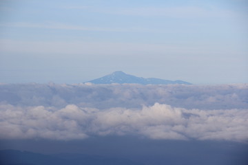 秋田駒ヶ岳から　鳥海山と雲海