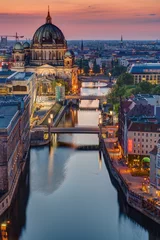 Fotobehang Berlijn De rivier de Spree in Berlijn met de kathedraal bij zonsondergang
