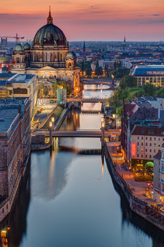 Fototapeta The Spree river in Berlin with the cathedral at sunset