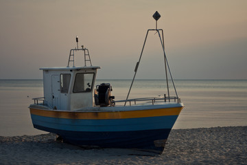 Łódź rybacka na plaży © Mariusz Stoszewski