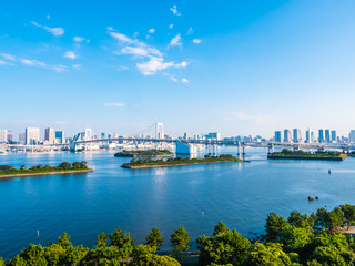 Obraz premium Beautiful cityscape with architecture building and rainbow bridge in tokyo city