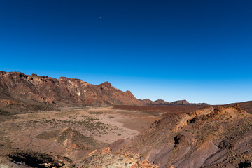 Friedliche und schöne Landschaft auf dem Teide in Teneriffe mit Lavagestein und blauem Himmel
