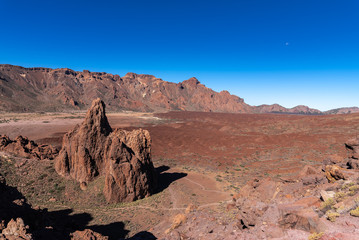 Hintergrund der an eine Marslandschaft erinnert. Mit Felsen, Bergen und rotem Gestein