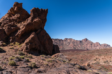 Fototapeta premium Rote Felsen und Berge im Nationalpark Teide in Teneriffa