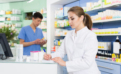 Fototapeta premium Farmaceuta sporządza spis środków