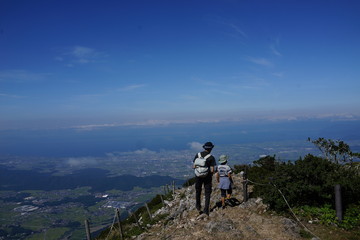 Fototapeta premium 伊吹山を歩く子供達 家族 ハイキング 登山 山頂 眺め