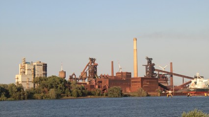 Fototapeta na wymiar Bremer Stahlwerk an der Weser