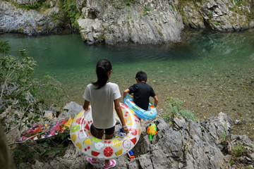 河原　泳ぐ　川遊び　浮き輪　子供　家族旅行　夏休み © Yuko