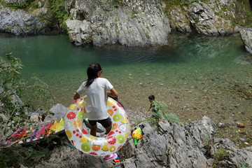 浮き輪で遊ぶ子供達　トリオ　三兄弟　川遊び　流れる　夏休み　