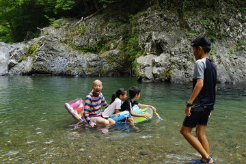 川で泳ぐ親子　子供達　トリオ　三兄弟　川遊び　楽しい　ボート