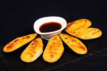 Baked mussels with cheese